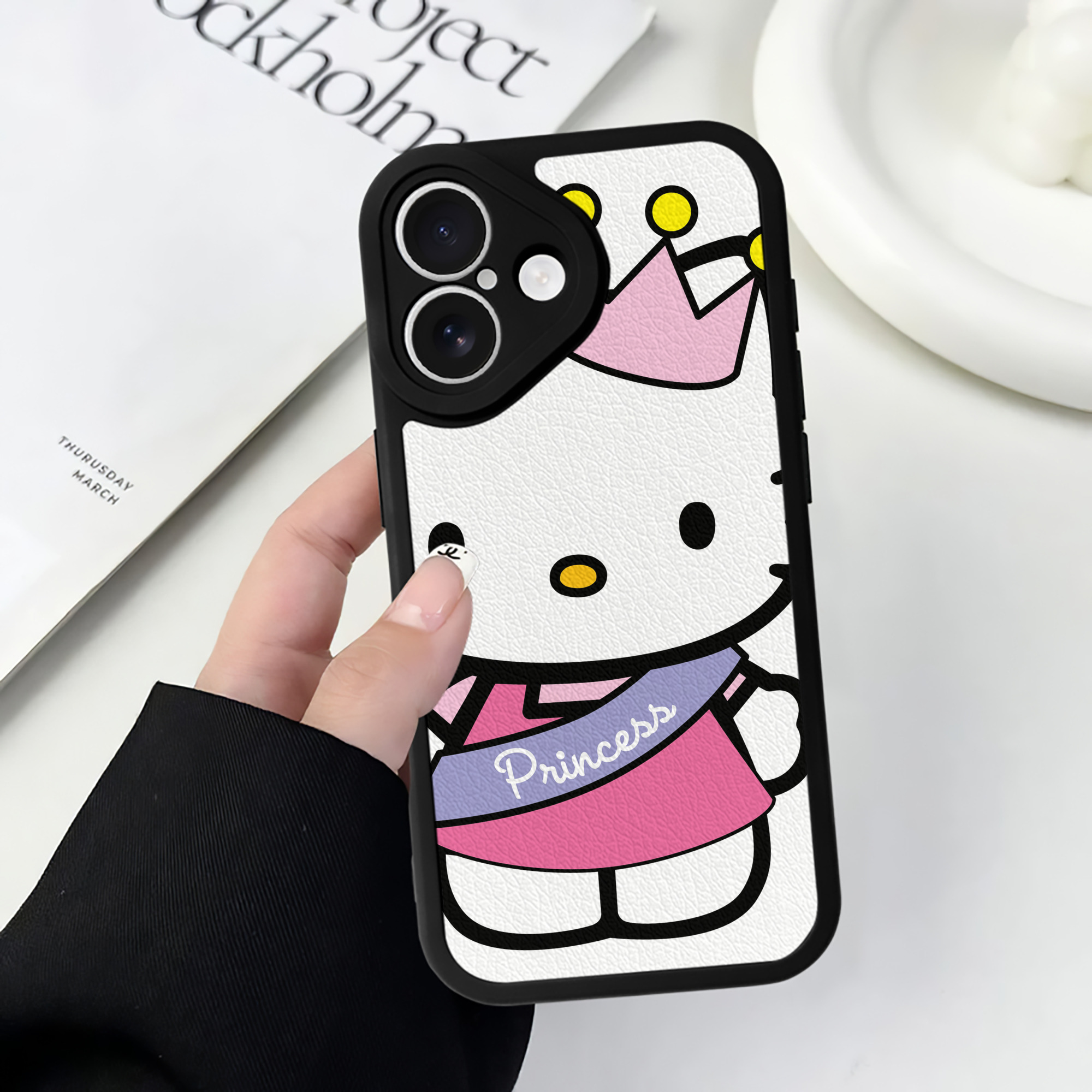 （画像用） Hello Kitty ハローキティ 【iPhone 16シリーズ対応】シリコンスマホケース（レザー調） 材質：シリコン